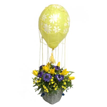 композиция из цветов и воздушных шаров по отличной цене